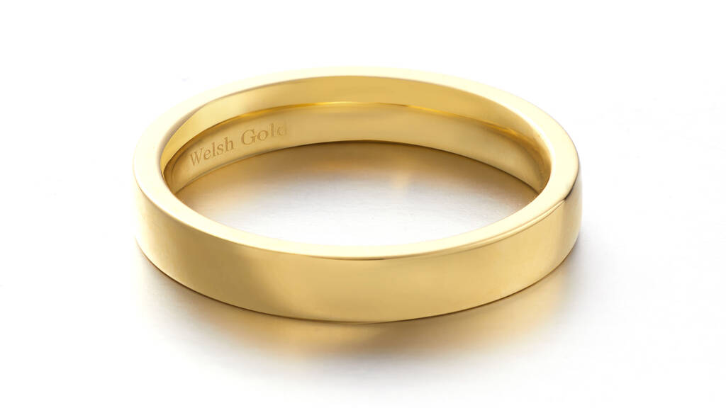 Full gold ring showing an example of a reverse D section style and profile