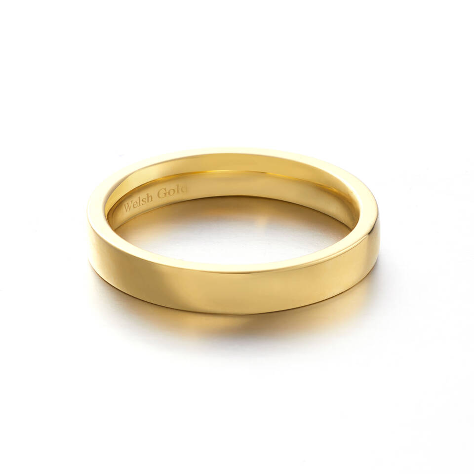 Full gold ring showing an example of a reverse D section style and profile
