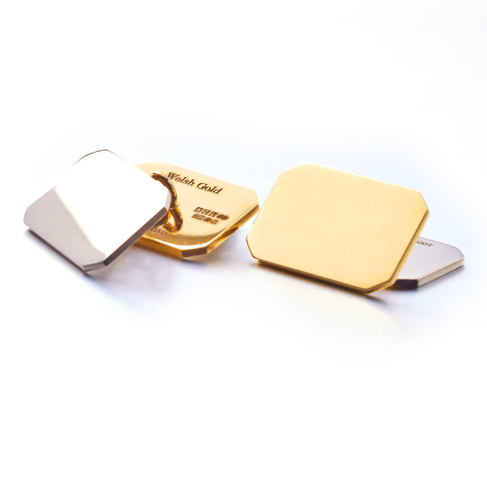 A pair of 18ct rectangle shaped 100% Welsh gold cufflinks plain for personalised engraving